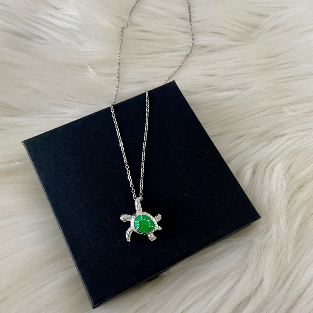 🐢 New Beautiful Little Sea Turtle Green Color Stone Silver Chain Necklace